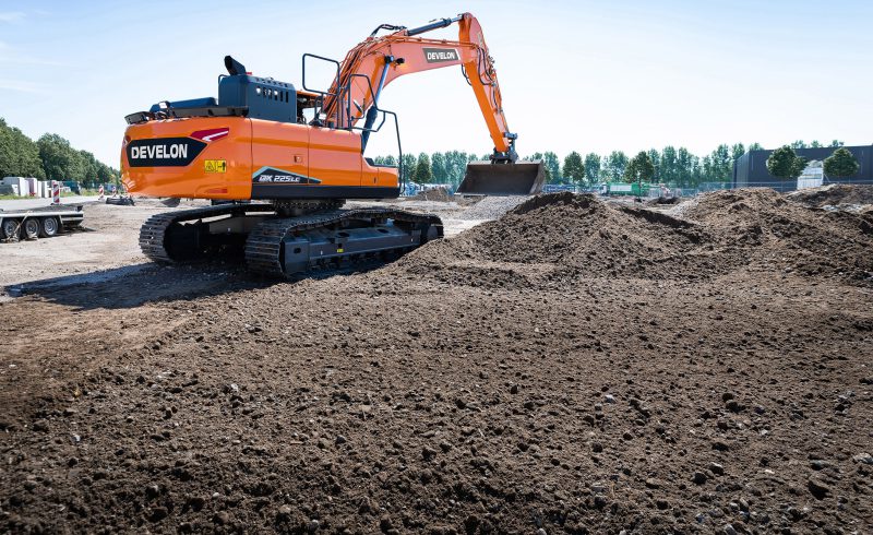 Ein Bild des Kettenbaggers DEVELON DX225LC-7 im Einsatz