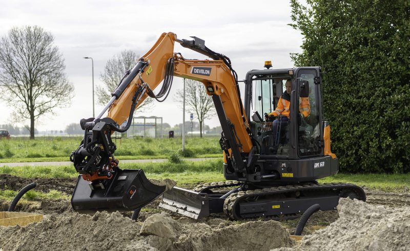 Ein Bild des Minibaggers DEVELON DX63-7 im Einsatz