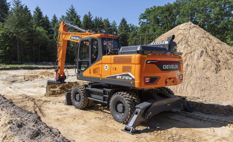 Ein Bild des Radbaggers DEVELON DX210W-7 im Einsatz