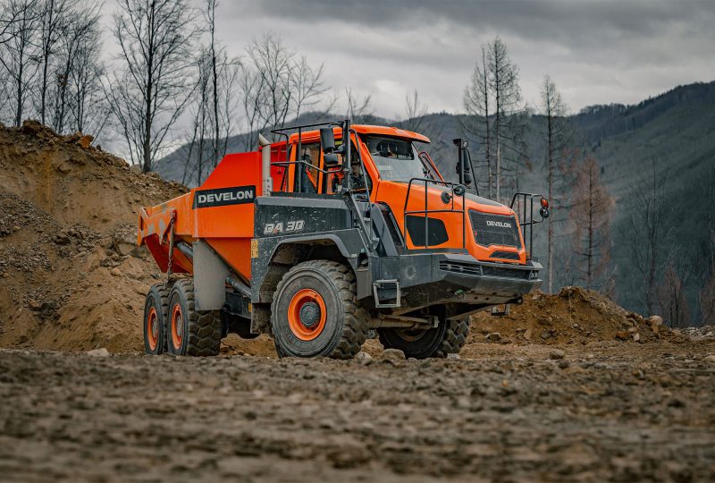 Ein Bild des Dumpers DEVELON DA30-7 im Einsatz